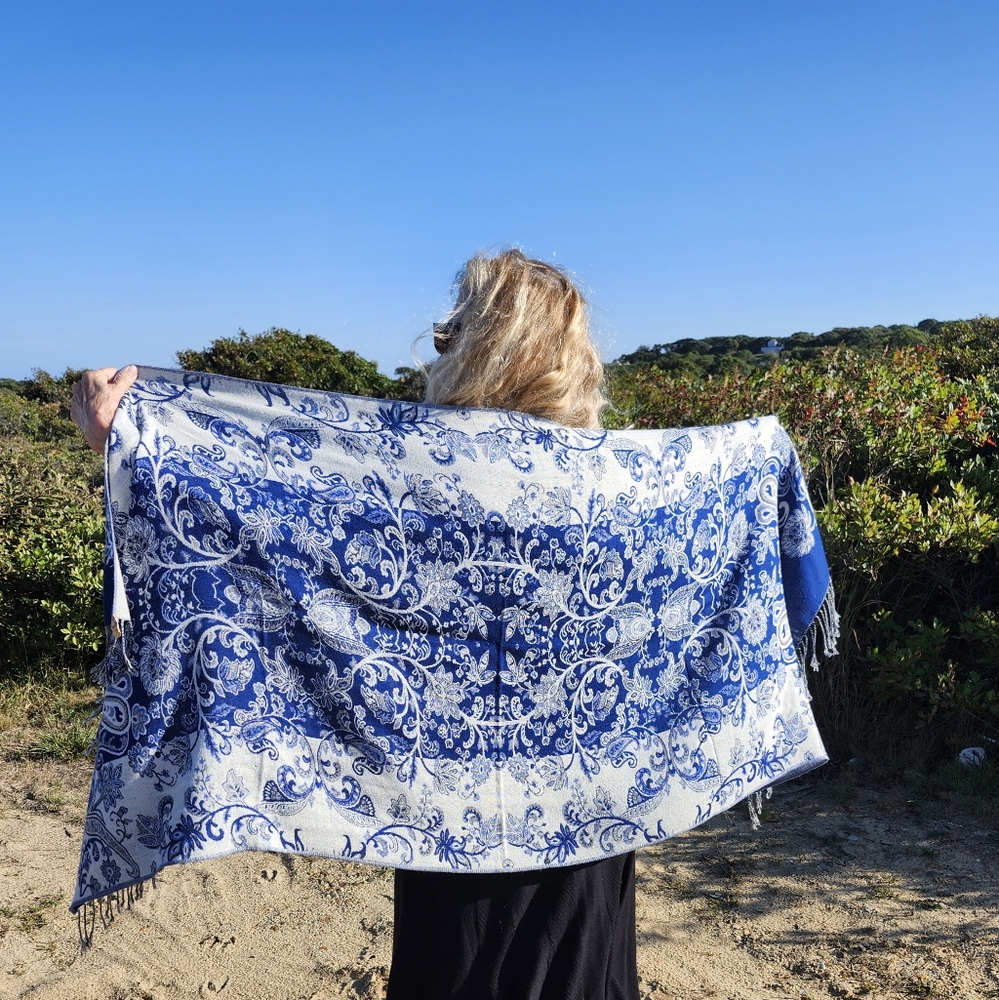 Pure & Woven Stunning Cashmere and Silk Ex Condition Blue Paisley Wrap, $48 - Picture 9 of 13